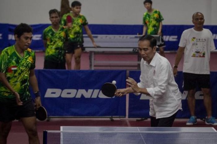 Presiden Joko Widodo bermain tenis meja dengan atlet saat mengunjungi Pelatnas atlet Asian Para Games 2018