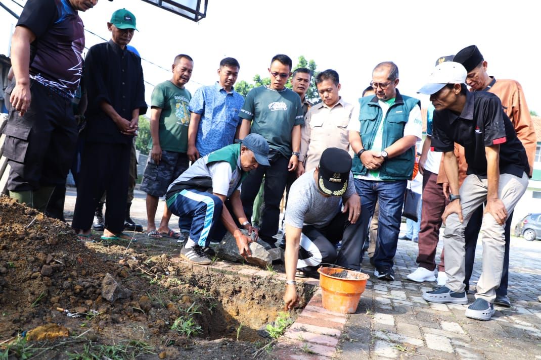Bupati Bandung Dr. HM Dadang Supriatna ngarèspon bangbaluh warga sual caah di Desa Pamekaran, Kecamatan Soreang, ku turun ka lapangan, Juma'ah (28/4/23).* 