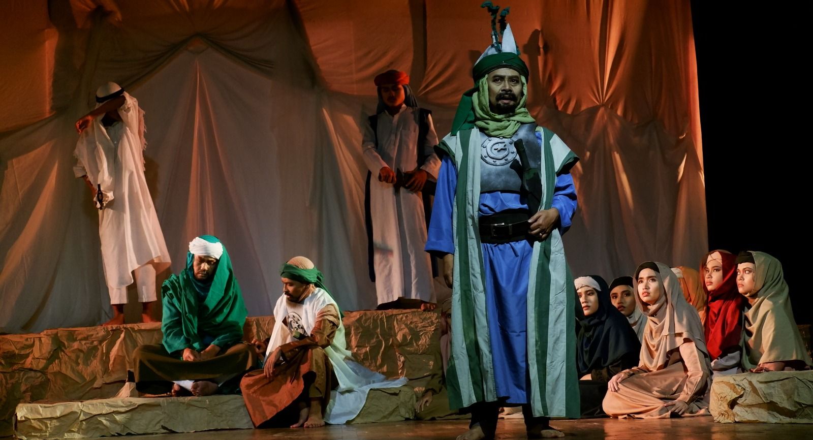 Salasahiji adegan nalika Dian Hendrayana merankeun Imam Husain bin Ali dina drama "Kasidah Cinta Al Kubra" garapan sutradara Rosyid E Abby.*