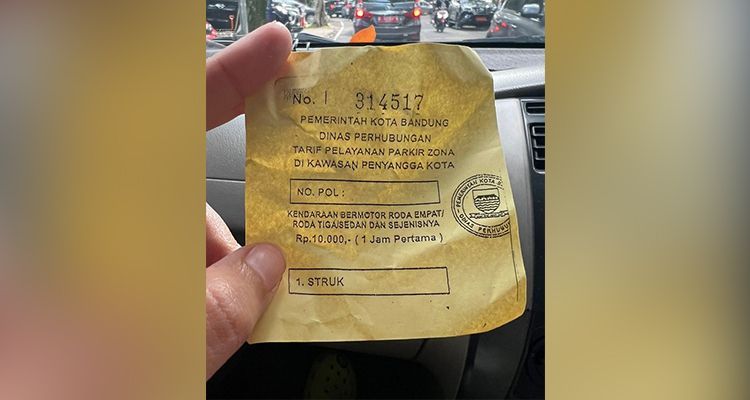 Tiket palsu yang diterima warga saat parkir di Jalan Trunojoyo Kota Bandung. /