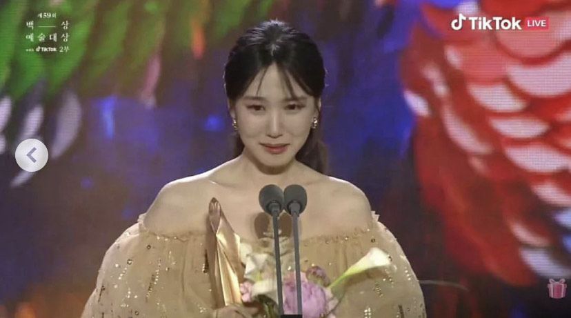 Park Eun Bin saat berpidato dalam kemenangan daesang di Baeksang Arts Awards 2023.
