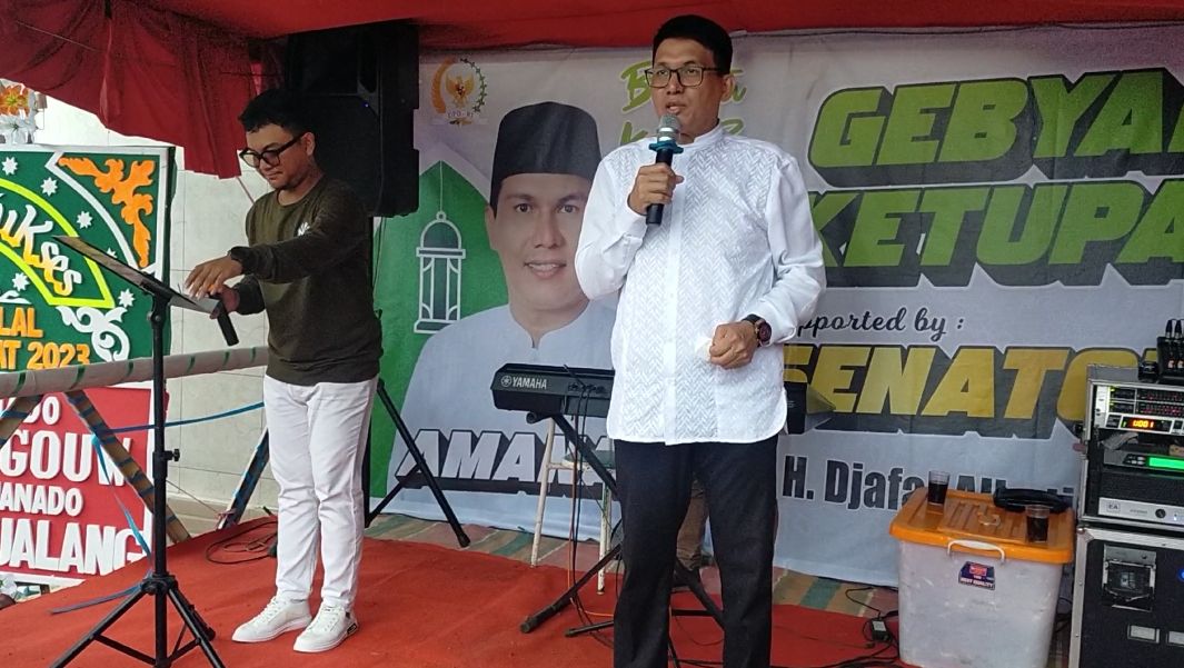 Senator Djafar Alkatiri menyanyikan lagu andalannya saat lebaran ketupat di Kelurahan Mahawu