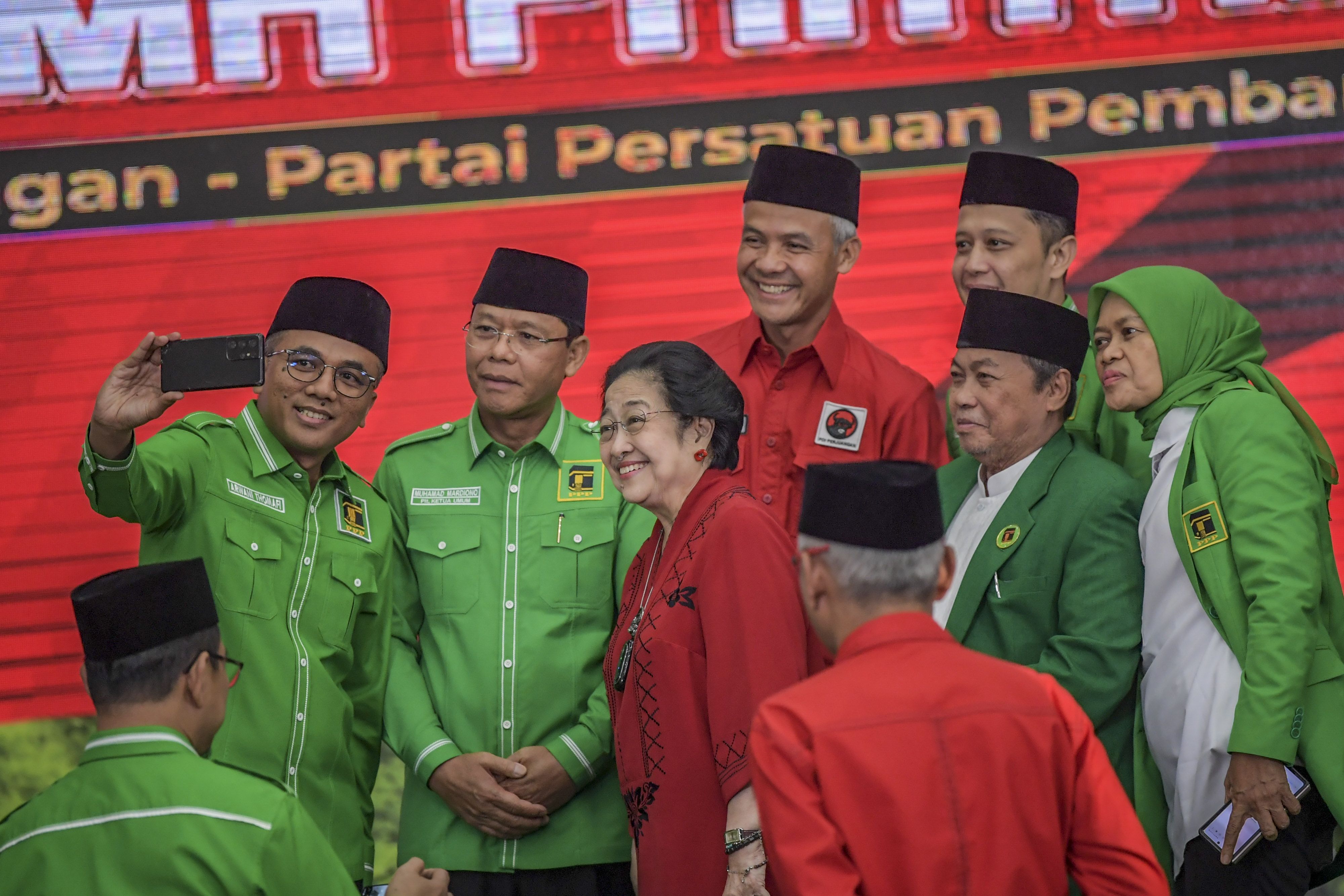 Ketua Umum PDIP Megawati Soekarnoputri (ketiga kiri) melakukan swafoto dengan Plt Ketua Umum PPP Mardiono (kedua kiri), Gubernur Jawa Tengah Ganjar Pranowo (tengah), Sekjen PPP Arwani Thomafi (kiri) usai melakukan pertemuan di kantor DPP PDIP, Jakarta, Minggu (30/4/2023). Partai Demokrasi Indonesia Perjuangan (PDI P) dan Partai Persatuan Pembangunan (PPP) secara resmi menjalin kerja sama politik untuk menangkan Ganjar Pranowo di Pilpres 2024. ANTARA FOTO/Galih Pradipta/nz