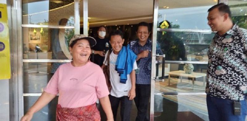 Ida Dayak jalan-jalan di Surabaya sambil melayani pengobatan