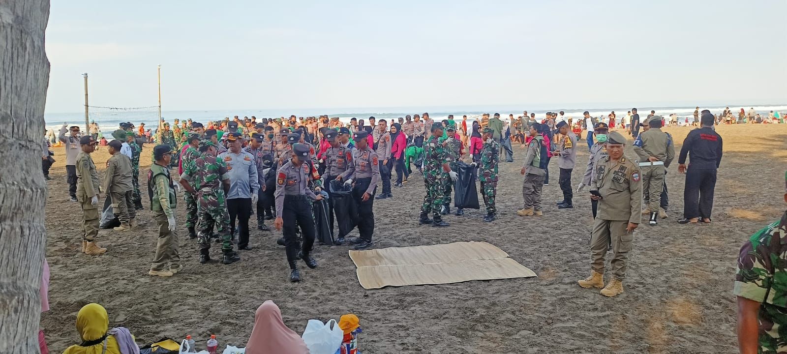 Ratusan Personel TNI dan Polri bersih-bersih Pantai Pangandaran, Minggu 30 April 2023.*/kabar-priangan.com/Istimewa