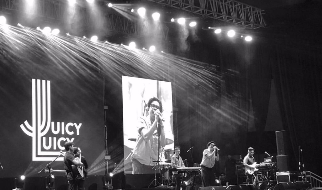 Penampilan JUicy Luicy di konser IKA Unair Festival, Sabtu 29 April 2023
