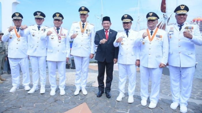 Wali Kota Tidore Kepulauan Capt. H. Ali Ibrahim (sebelah kiri) menghadiri upacara peringatan Hari Otonomi Daerah XXVII Tahun 2023.