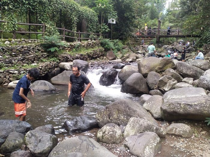 Sungai instagramable berbatu di Taman Bougenville Bandung./ Feby Syarifah - GalamediaNews