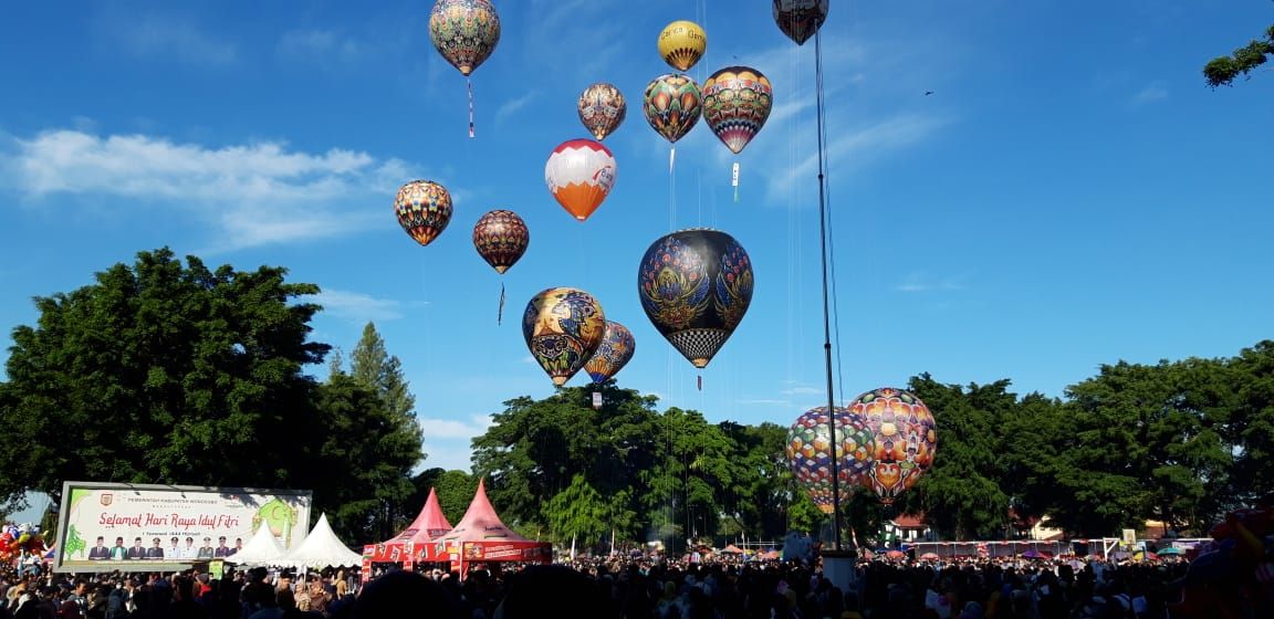 penerbangan Balon Udara menandai penutupan rangkaian festival mudik 2023, pada Minggu 30 April 2023 di Alun-alun Wonosobo
