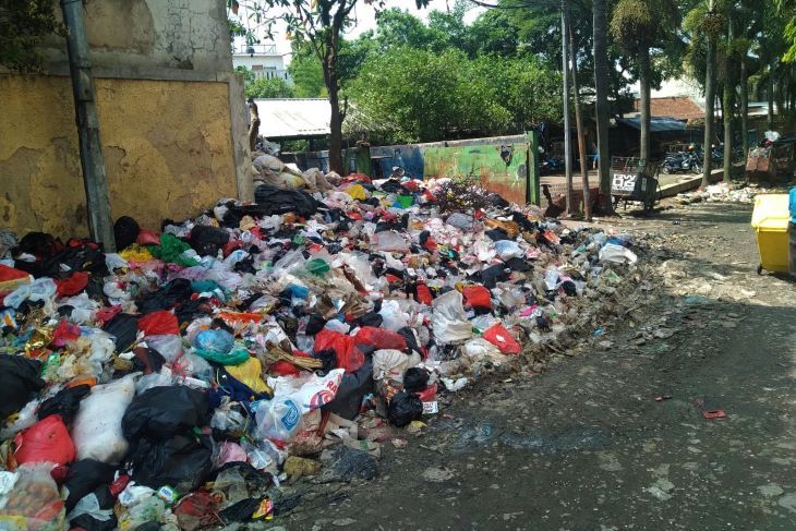 Sampah di TPS Pasar Cicadas (BTM) Jalan Kiaraconding Kota Bandung meluber hingga menutupi akses jalan menuju pasar.  55 TPS dan 135 TPS warga di Kota Bandung overload, Pemkot Bandung berupaya lakukan berbagai cara.