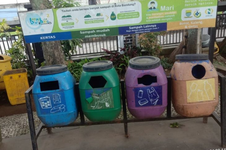 Alat peraga pengelolaan sampah Program Kang Pisman di Kantor Kecamatan Panyileukan Kota Bandung.