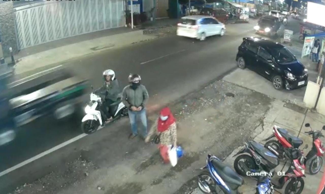 Pencurian sepeda motor matic di parkiran toko Jalan Jenderal Ahmad Yani Nomor 233 Kelurahan Kertasari, Kecamatan Ciamis, Kabupaten Ciamis, Sabtu 29 April 2023.*/kabar-priangam.com/CCTV/Istimewa