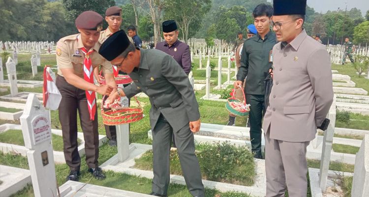 Bupati Bandung Dadang Supriatna ziarah ke makam para mantan Bupati Bandung, Selasa 2 Mei 2023
