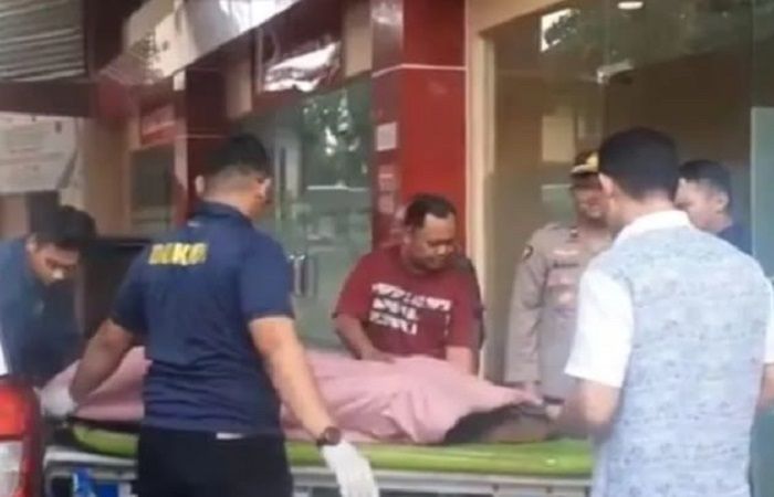 Jenazah pelaku penembakan di Kantor Majelis Ulama Indonesia (MUI) Pusat tiba di Rumah Sakit Bhayangkara TK I Raden Said Sukanto (RS Polri), Kramat Jati, Jakarta Timur, Selasa (2/5/2023)