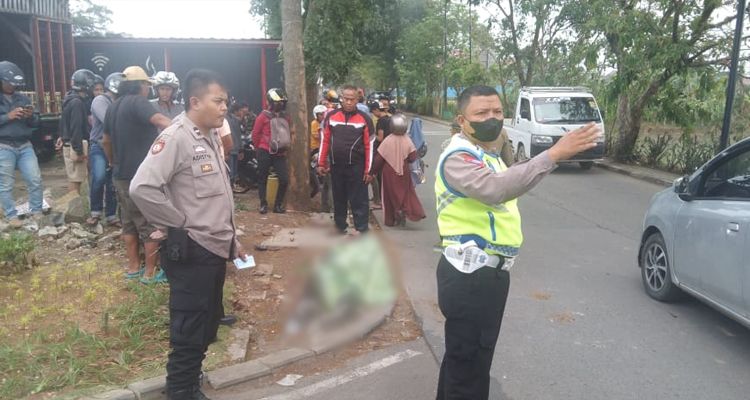 Polisi mengamankan lokasi kecelakaan bus tabrak pengendara motor di Jalan Gedebage Raya, Kota Bandung, Selasa 2 Mei 2023