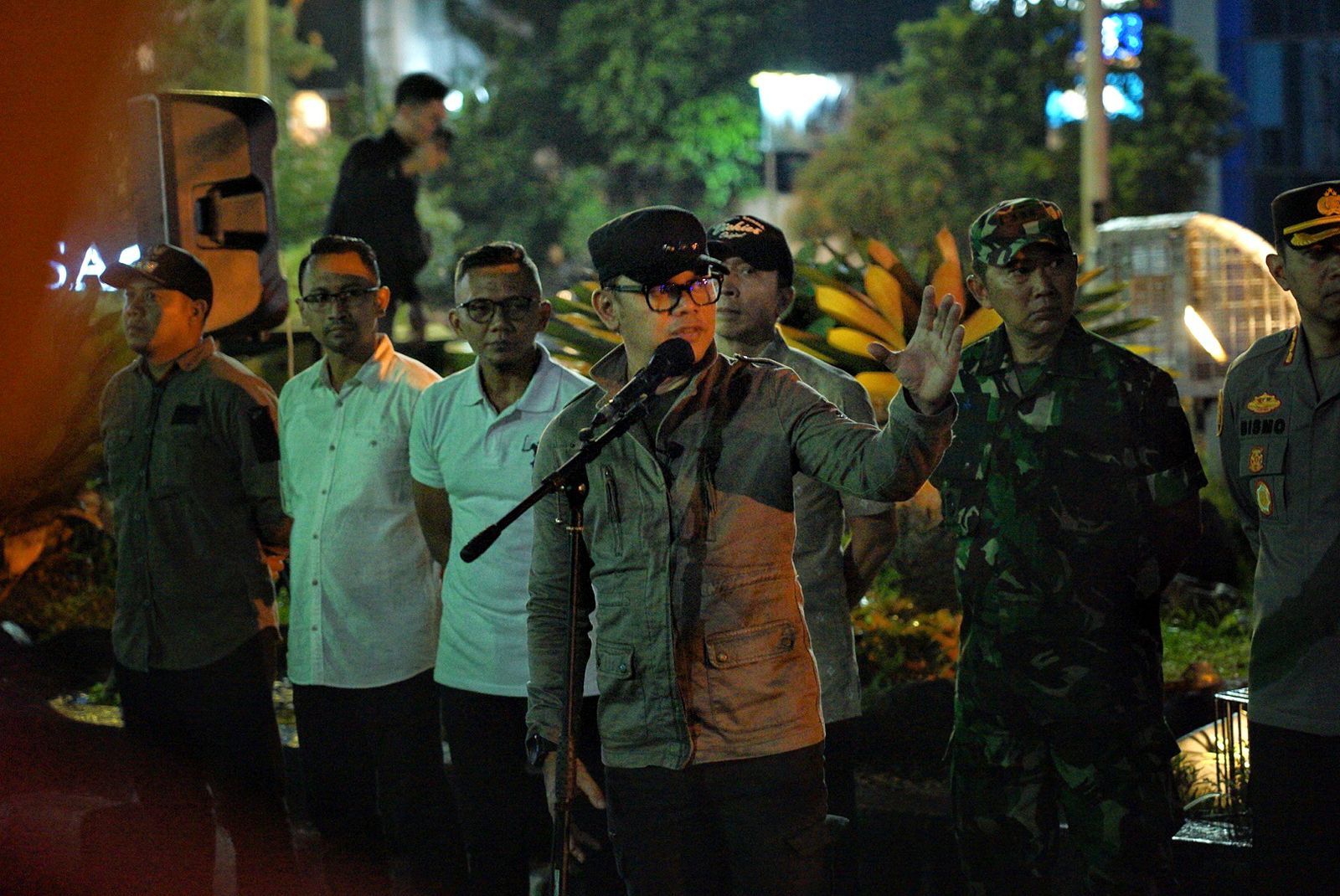 Wali Kota Bogor Bima Arya saat memimpin penutupan jalan Otista Bogor, Senin malam 1 Mei 2023.