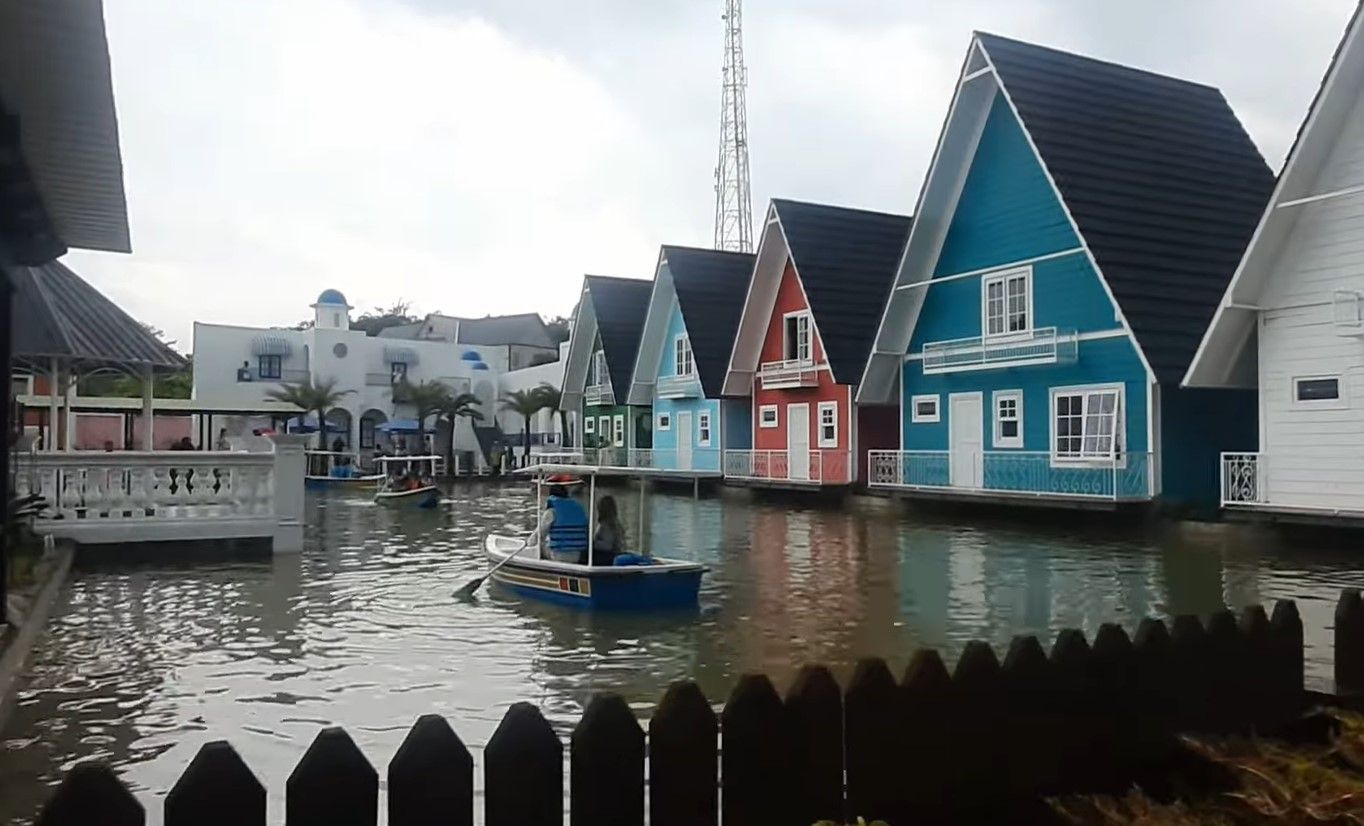 Naik Perahu Hanya 10 Ribuan di Wisata Alam Oasis Colourful Bernuansa Eropa di Sukabumi