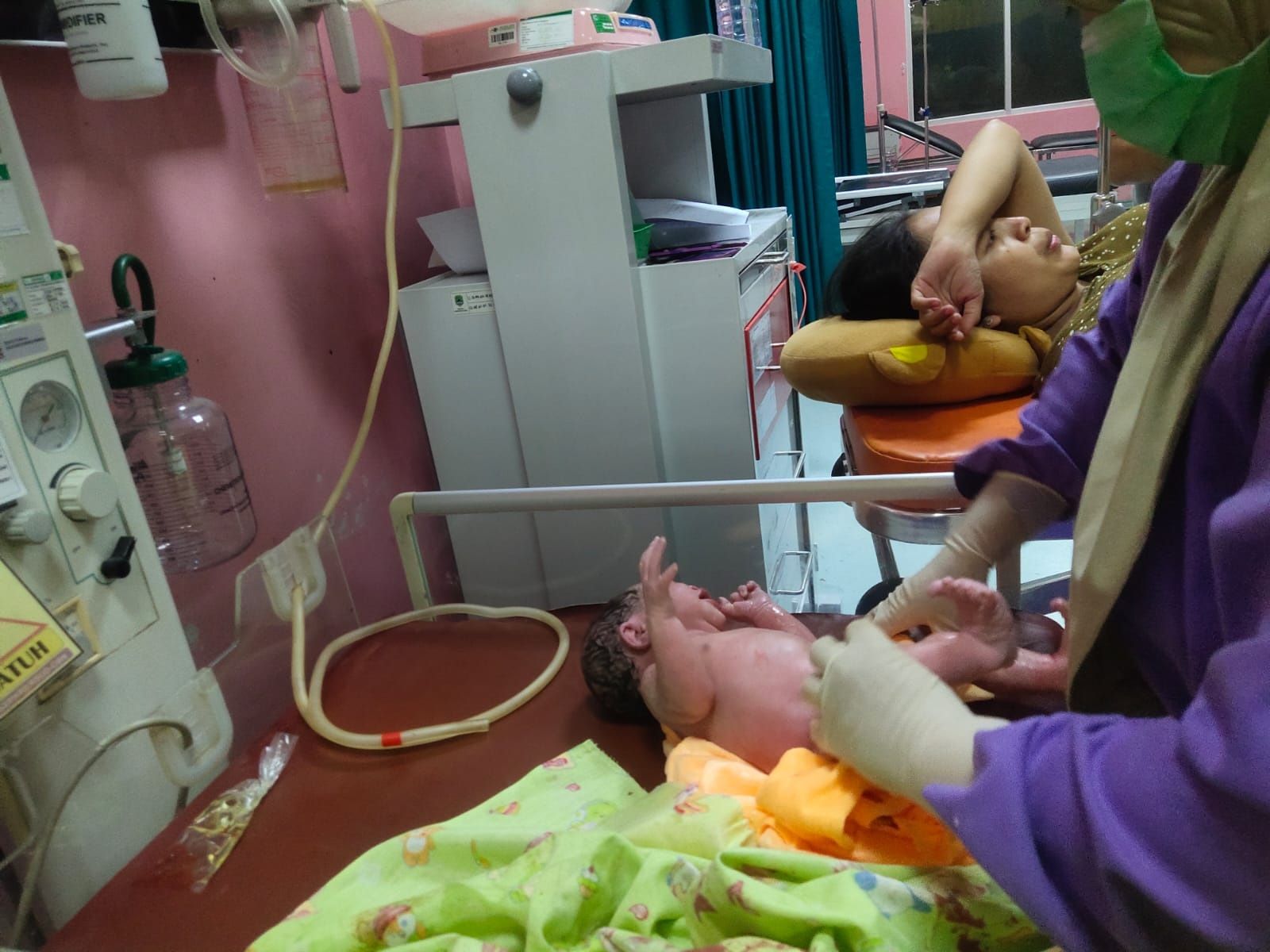 Bayi perempuan yang terlahir dalam perjalanan mudik saat mendapatkan penanganan medis di RSI Cideres Majalengka, Senin 1 Mei 2023.