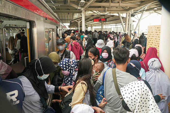 Suasana stasiun Manggarai dipenuhi penumpang. 