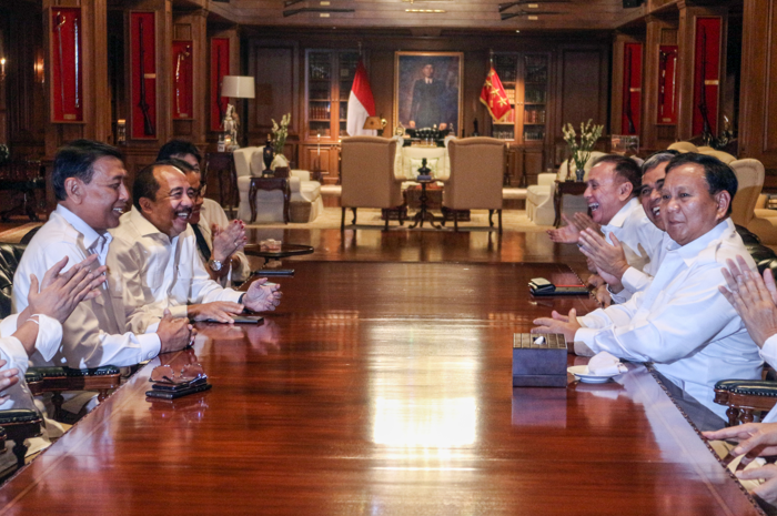 Prabowo Subianto melakukan pertemuan dengan Wiranto. 