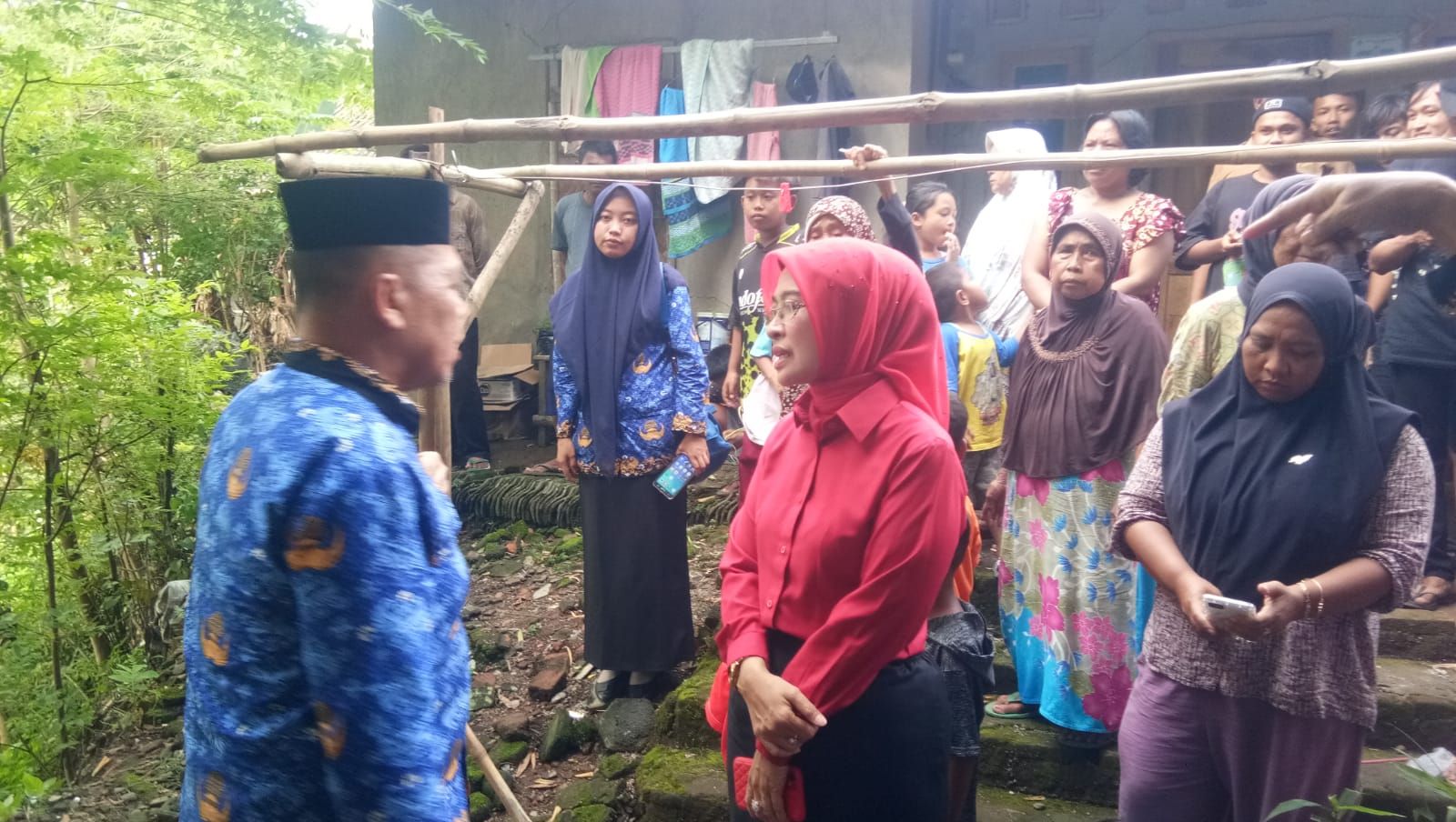 WAKIL Bupati Cirebon, Hj.Wahyu Tjiptaningsih meninjau rumah warga yang tergersu Sungai Cisanggarung