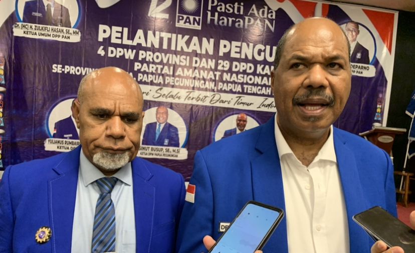 Ketua DPW Papua, Yulianus Rumbairusy, S.Sos. MM, (kanan) dan Ketua DPW Papua Tengah Deinas Geley, S.Sos, M.Si, (kiri) saat di wawancarai wartawan 