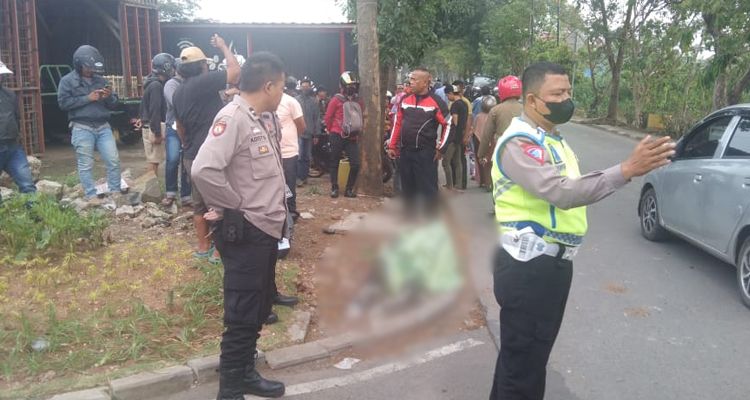 Proses evakuasi pengendara motor yang meninggal dunia usai ditabrak bus di Jalan Gedebage Raya, Kota Bandung, Selasa 2 Mei 2023