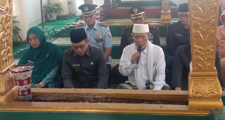Bupati Bandung Dadang Supriatna ziarah ke makam para mantan Bupati Bandung, Selasa 2 Mei 2023