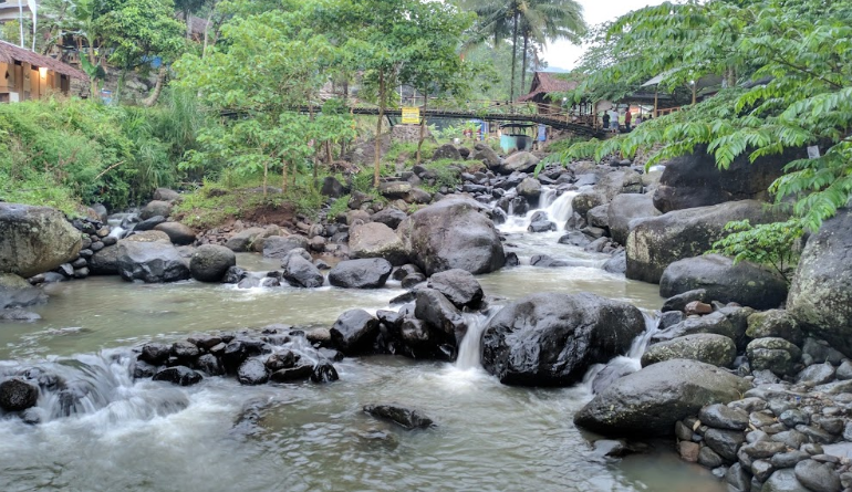 Salah satu kolam renang alami di Wisata Alam Cireong Park