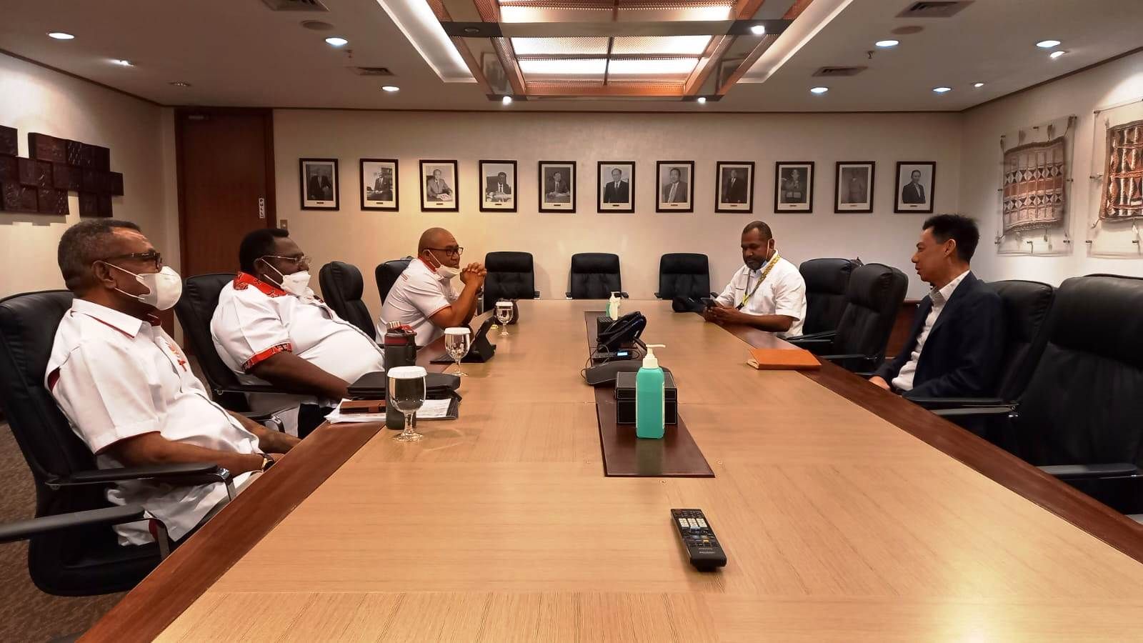 Pertemuan antara Wakil Presiden Direktur PT Freeport Indonesia, Jenpino Ngabdi (kanan) dan Ketua Umum KONI Papua, Kenius Kogoya (kiri tengah) didampingi masing-masing perwakilan di Kantor Pusat Freeport Indonesia, Jakarta.