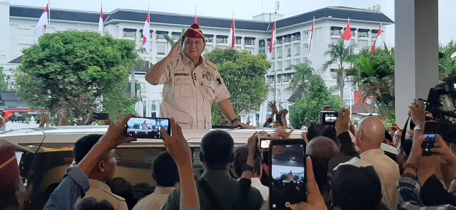 Menteri Pertahanan Prabowo Subiyanto dalam kunjungannya ke Jogja, Rabu 3 Mei 2023 melakukan berbagai kegiatan. Salah satunya, Prabowo Subianto melakukan halal bihalal.