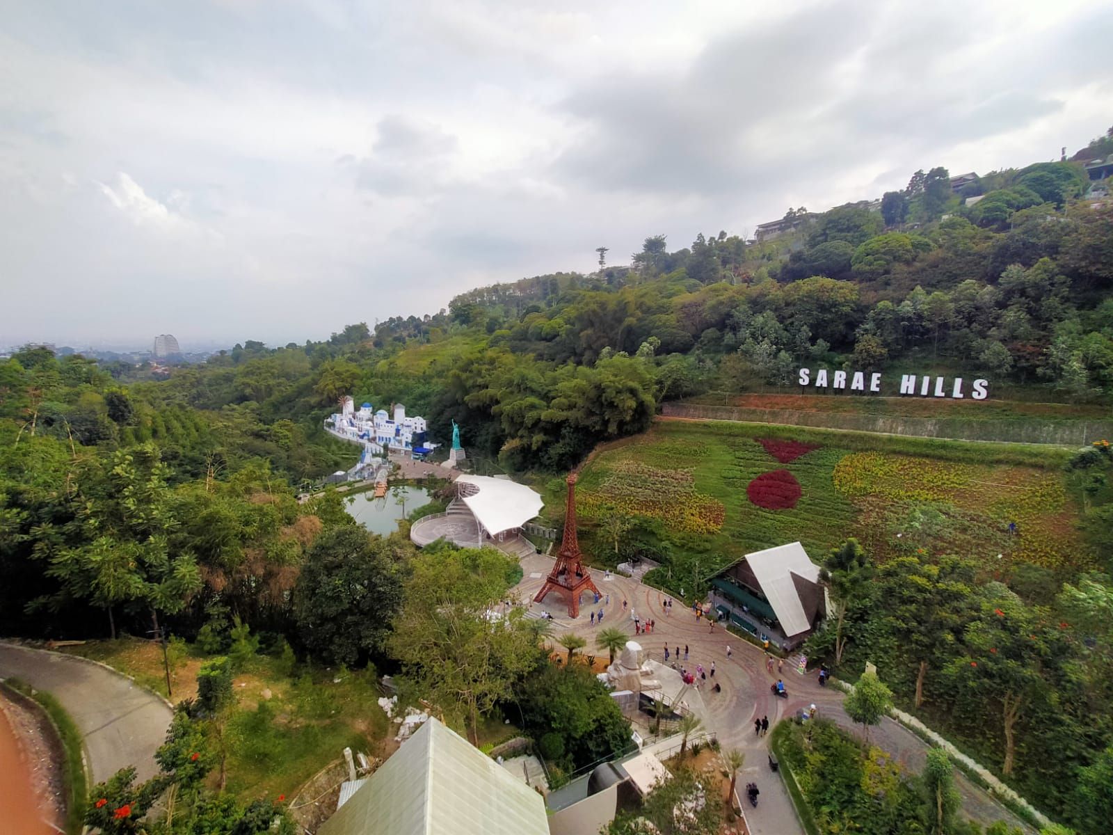 Sarae Hills, salah satu tempat wisata Bandung paling hits 2023, menawarkan sensasi keliling dunia dalam satu hari./ Feby Syarifah - GalamediaNews