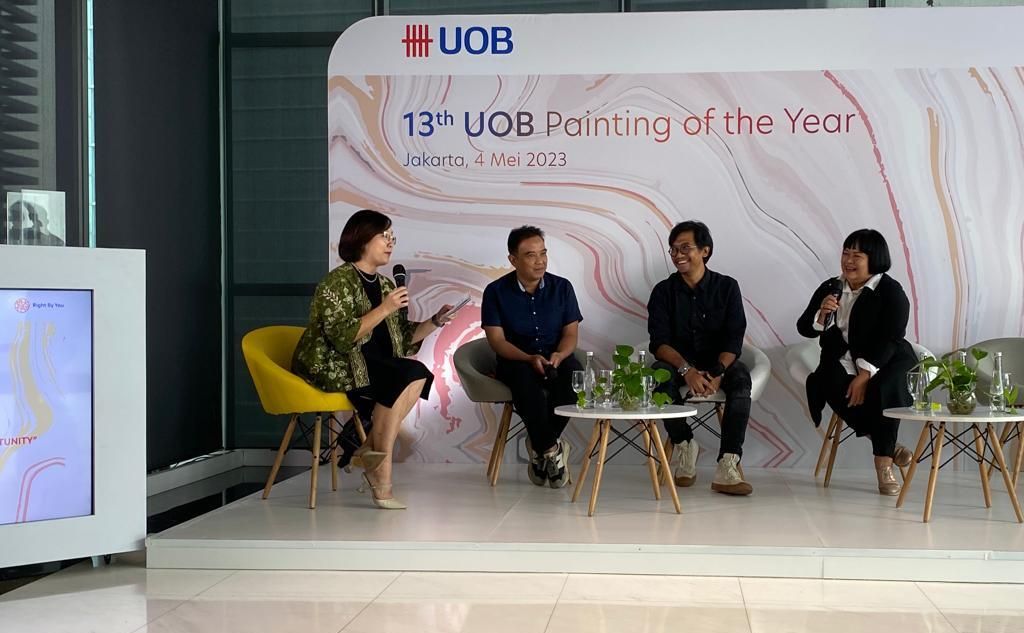 Para Dewan Juri 13th UOB POY (Ka-ki): Ketua Melati Suryodarmo, Heri Pemad, dan Agung Hujatnika berbicara dalam acara peluncuran 13th UOB Painting of the Year di Jakarta, Kamis (4/5/2023). Foto: Lucius GK