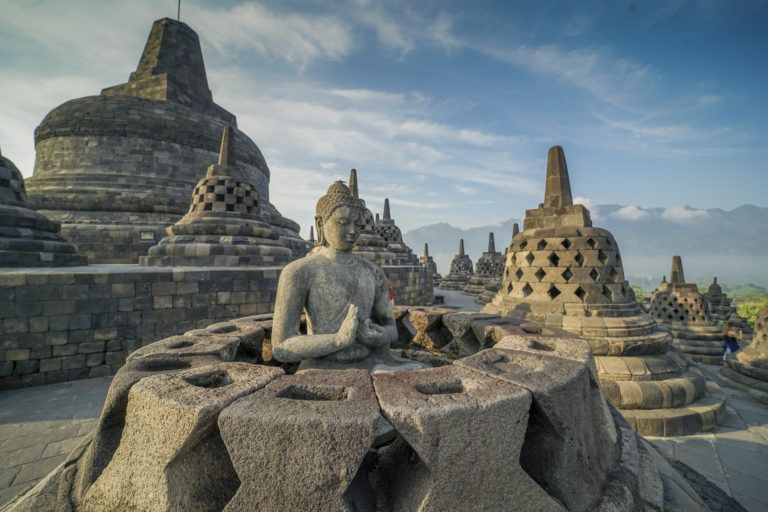 Candi Borobudur peninggalan Kerajaan Mataram Kuno.