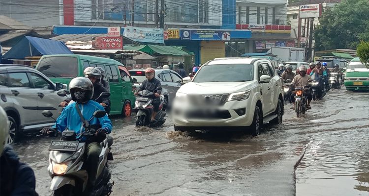 Jalan Raya Dayeuhkolot Kabupaten Bandung tergenang banjir pagi hari ini Kamis 4 Mei 2023