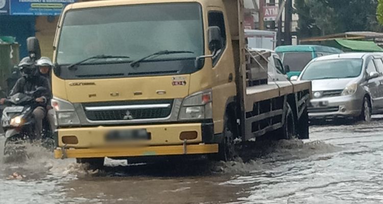 Jalan Raya Dayeuhkolot Kabupaten Bandung tergenang banjir pagi hari ini Kamis 4 Mei 2023