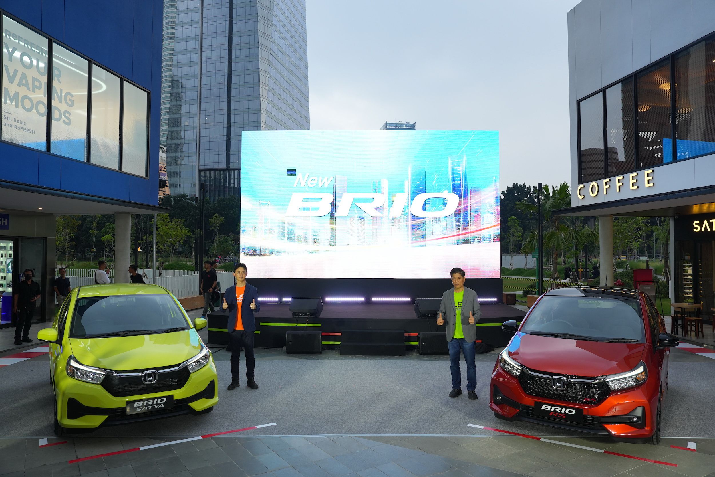 Yusak Billy, Sales Marketing & Business Innovation Director PT HPM (kanan) bersama dengan Ryo Asaoka, Product Planning and  Sales & Marketing Director PT HPM, saat memperkenalkan New Honda Brio di Jakarta, Jumat 5 Mei 2023.*/  