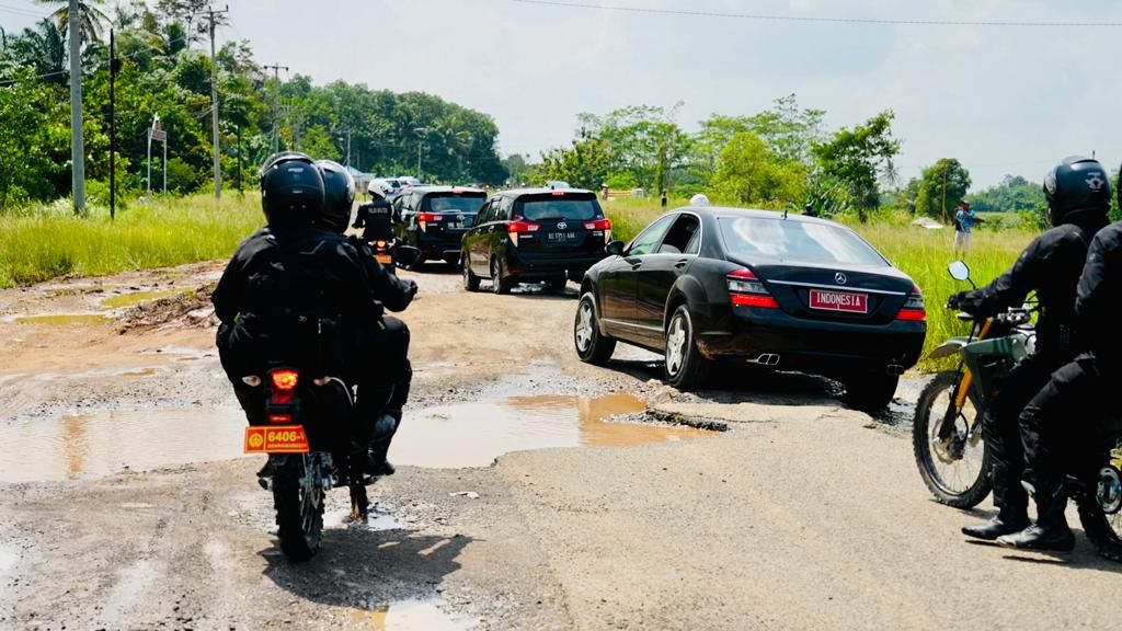 Presiden Joko Widodo meninjau jalan rusak di Lampung, Jumat, 5 Mei 2023.