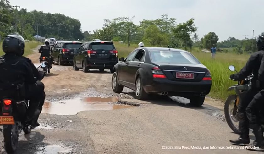 Presiden Jokowi meninjau jalan rusak di Provinsi Lampung.