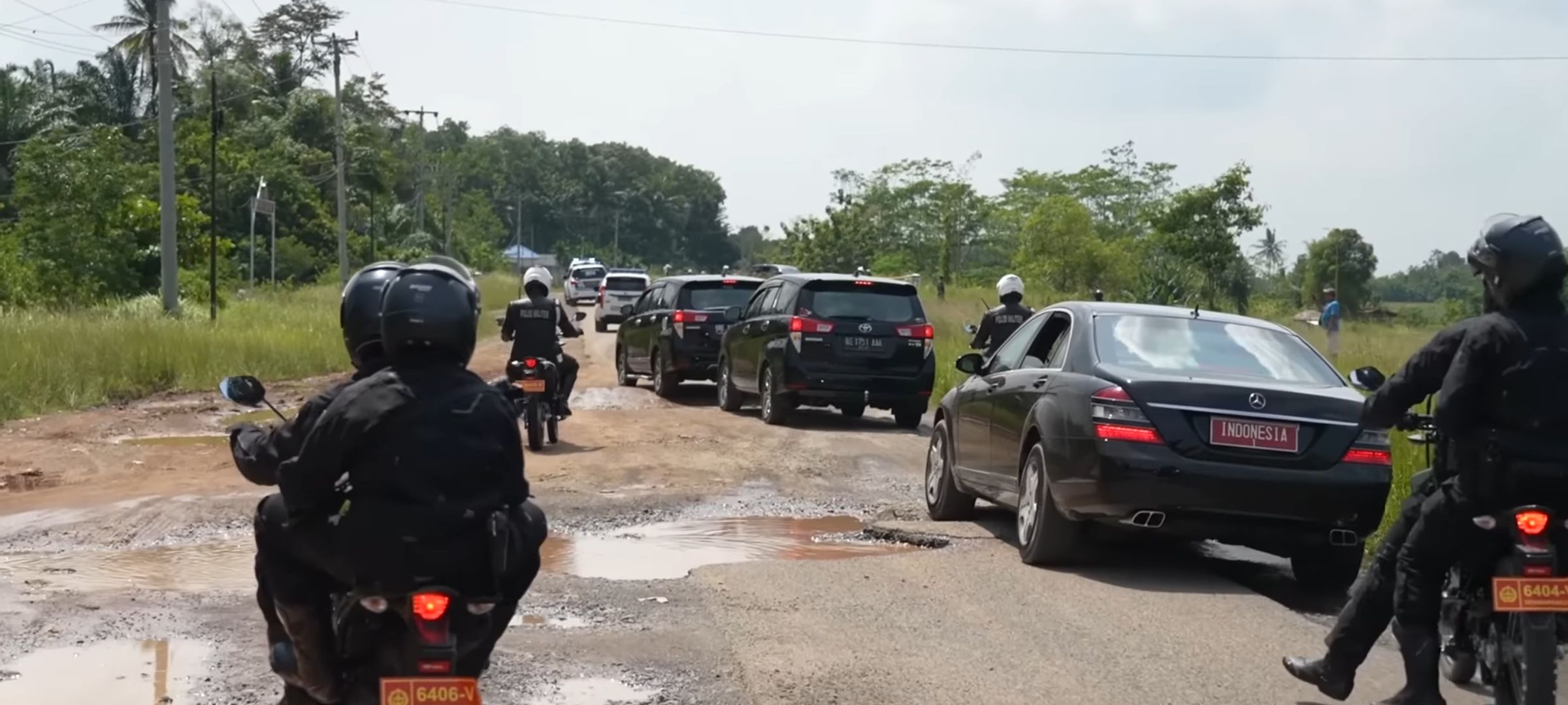 Pengawalan kunjungan presiden Jokowi saat melintasi jalan rusak di Lampung