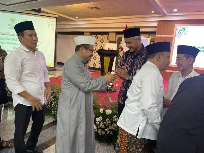 peserta halaqoh MUI Jateng bersalaman dengan Gubernur Ganjar Pranowo