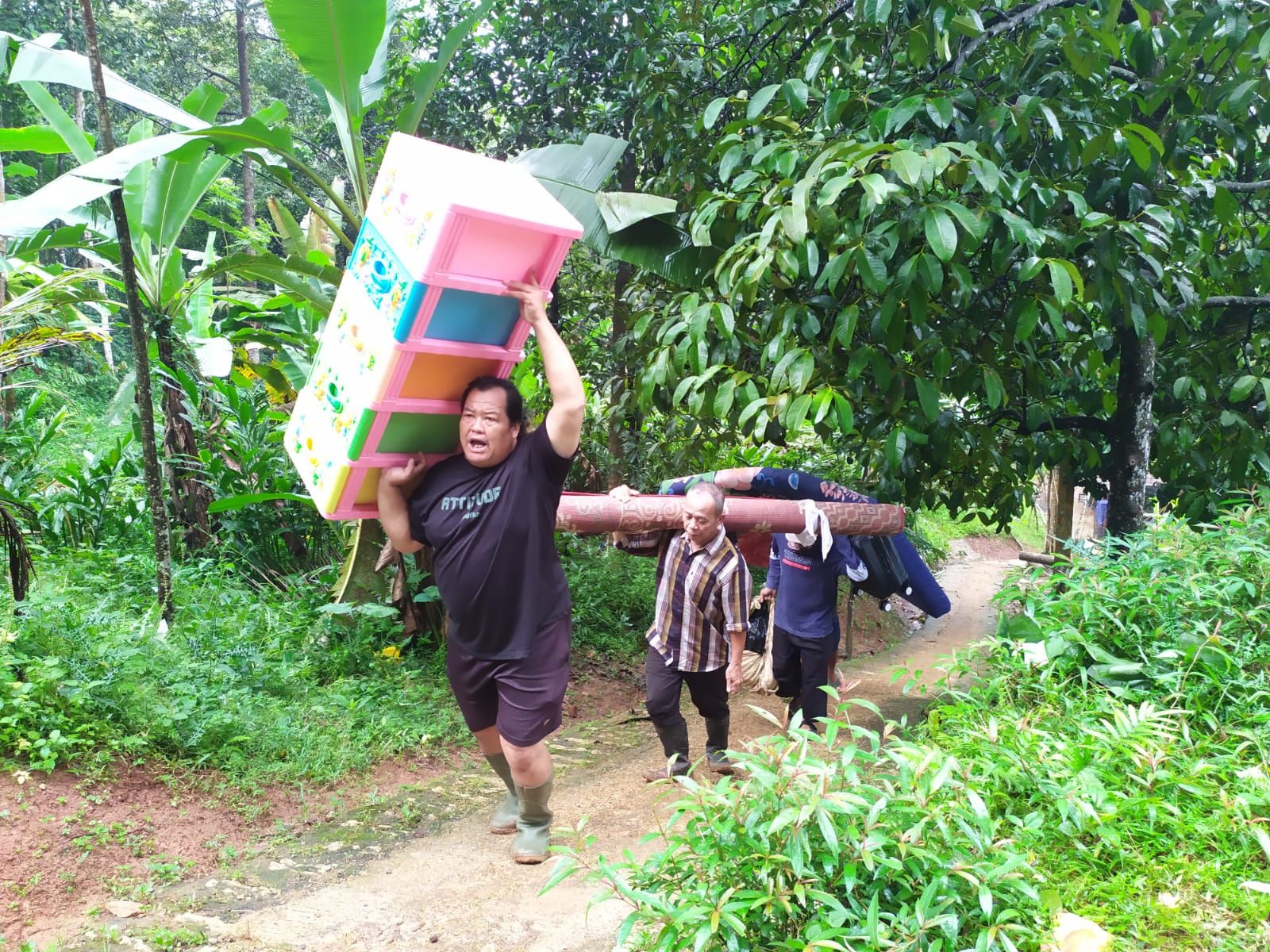 Kepala Desa Saguling Kecamatan Baregbeg Kabupaten Ciamis bersama warga membantu mengevakuasi warga yang terkena dampak pergerakan tanah di wilayahnya, Sabtu 5 Mei 2023.*/kabar-priangan.com/istimewa