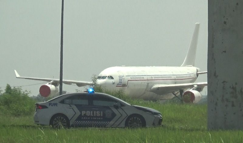 Mobil Patroli Polisi melintas di areal Bandara Kertajati Majalengka Jawa Barat dengan latar belakang pesawat*