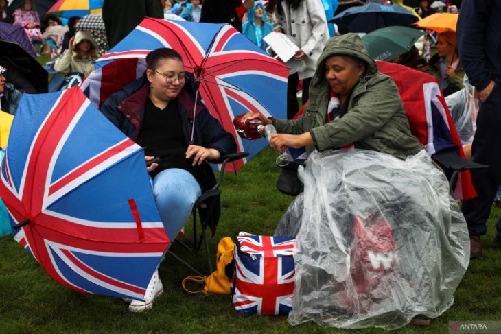 Orang-orang berkumpul di Hyde Park pada hari upacara penobatan Raja Inggris Charles, di London, Inggris, Sabtu (6/5/2923). 