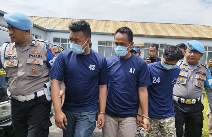 Polisi mengamankan tiga tersangka pencuri besi dari proyek Kereta Cepat Indonesia China (KCIC) di Depo Proyek KCIC Tegalluar, Kabupaten Bandung, Jawa Barat, Sabtu, 6 Mei 2023./ANTARA/Bagus Ahmad Rizaldi