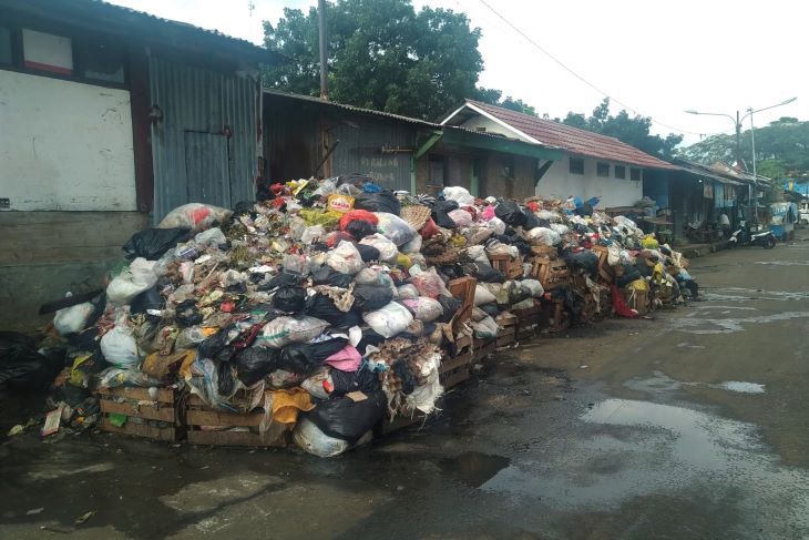 Tumpukan sampah di belakang Terminal Bus Cicaheum Bandung dari aktivitas pedagang pasar dan juga sampah domestik rumah tangga.
