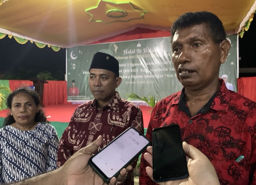 Ketua Panitia Halal bi halal KK KEI 2023 Remigius Yeuyanan (kanan),Ketua KK KEI Kabupaten Jayapura Laurentius Maturbongs (tengah),Bendahara KK KEI Provinsi Papua, Desta Renyaan (kiri)