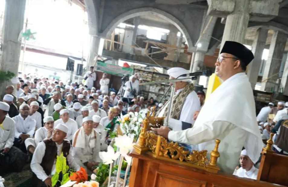 Anies Baswedan saat memberikan sambutan pada Haul Habib Sholeh bin Muhsin Al-Hamid di Tanggul, Jember, J/ ANTARA