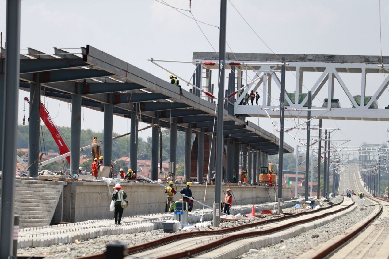 Foto yang diabadikan 8 April 2023 ini menunjukkan lokasi konstruksi Stasiun Padalarang untuk proyek Kereta Cepat Jakarta-Bandung. (Xinhua/Ren Weiyun)