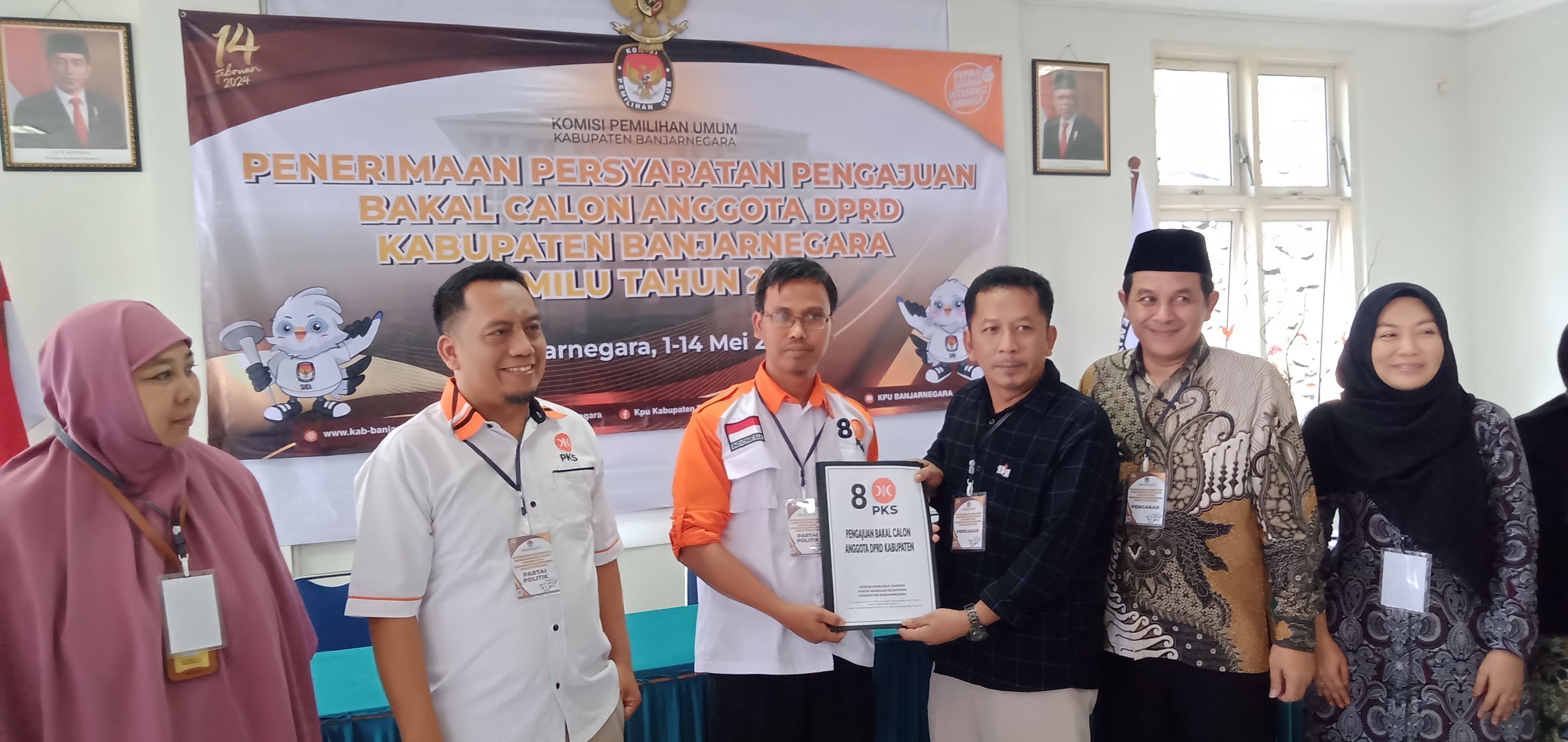 50 bakal calon anggota DPRD  Kabupaten Banjarnegara dari Partai Keadilan Sejahtera menyerahkan berkas pendaftaran ke KPU Kabupaten Banjarnegara pada Senin 8 Mei 2023